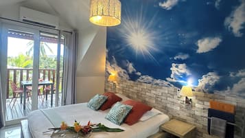 Een slaapkamer met een bed, een nachtkastje, een wandlamp en een plafonddecoratie van een lucht met wolken.
