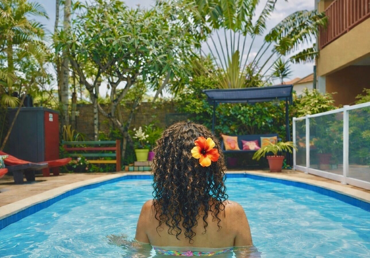 Utendørsbasseng og solsenger