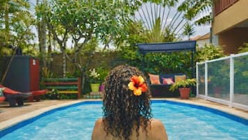 Utendørsbasseng og solsenger