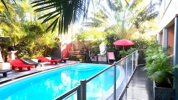 Kolam renang outdoor, dengan kursi berjemur