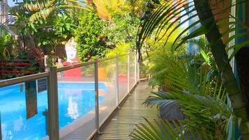 Piscine extérieure, chaises longues