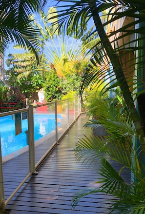 Outdoor pool, pool loungers - Hotel les Bougainvilliers (Saint-Paul)