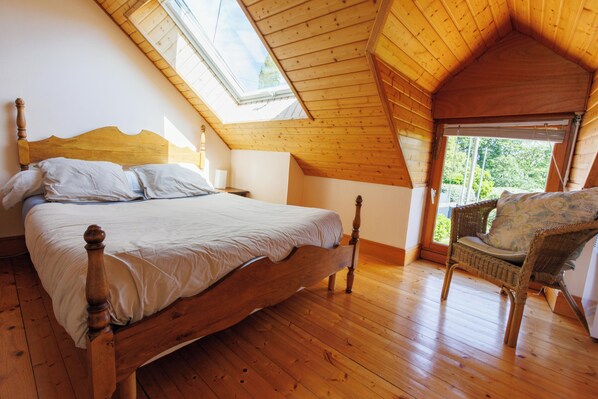 2 habitaciones, escritorio y tabla de planchar con plancha