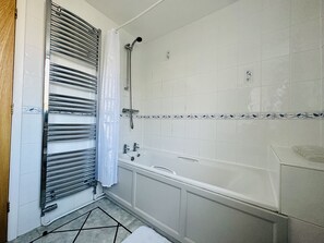 Ensemble douche/baignoire, sèche-cheveux, savon, papier toilette
