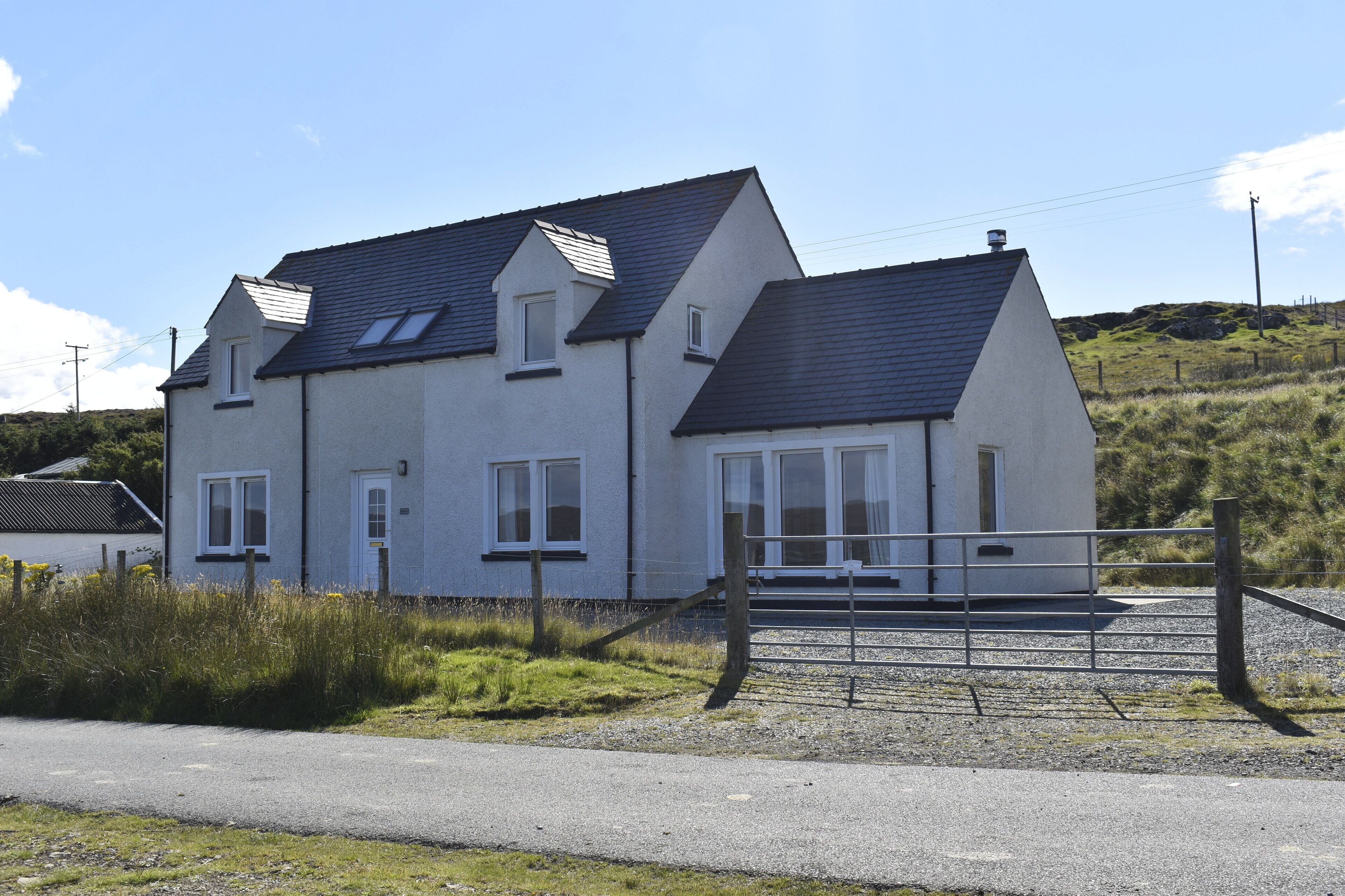 Lovely cottage with views of loch. Near to Neist Point light house.