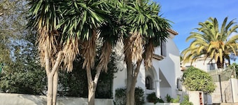 Villa espaciosa y luminosa: piscina grande, 3 dormitorios, 3 baños, vistas al mar.