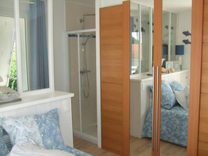 5 habitaciones, tabla de planchar con plancha, cuna de viaje y wifi