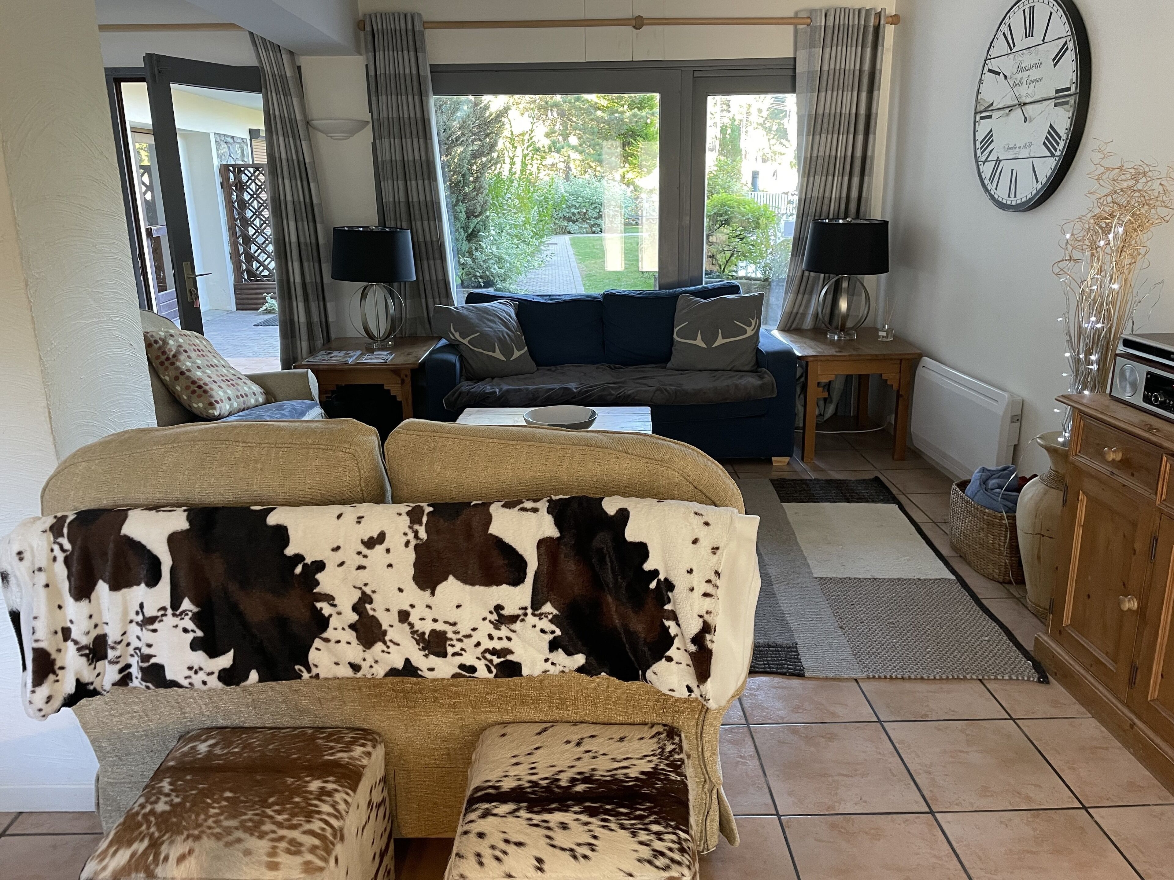 La Taniere  - spacious ski-in/ski-out apartment in Les Gets located on the piste