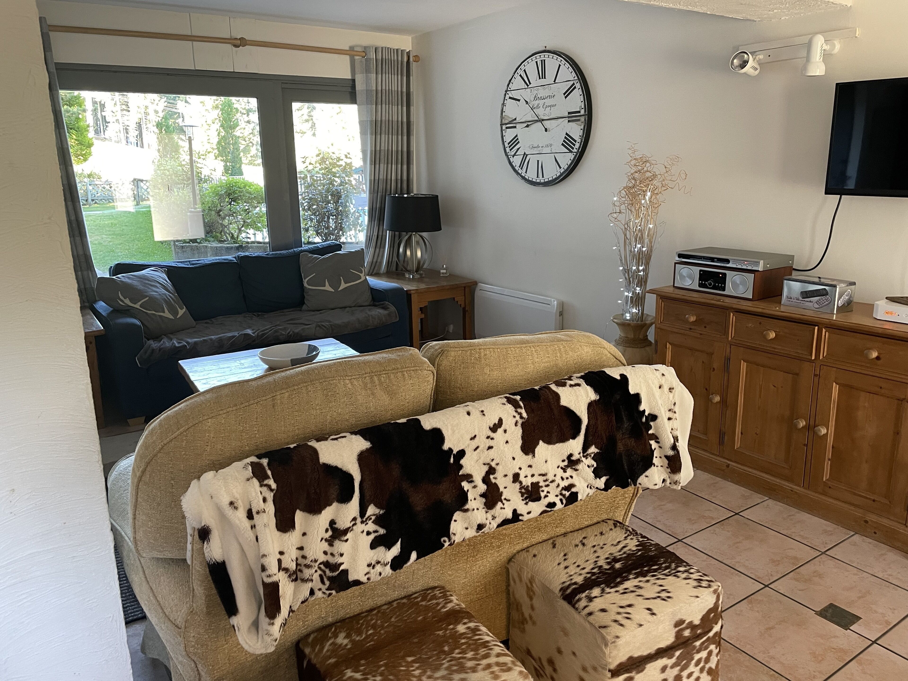 La Taniere  - spacious ski-in/ski-out apartment in Les Gets located on the piste