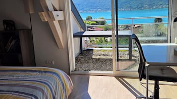 4 bedrooms, iron/ironing board, travel cot, free WiFi