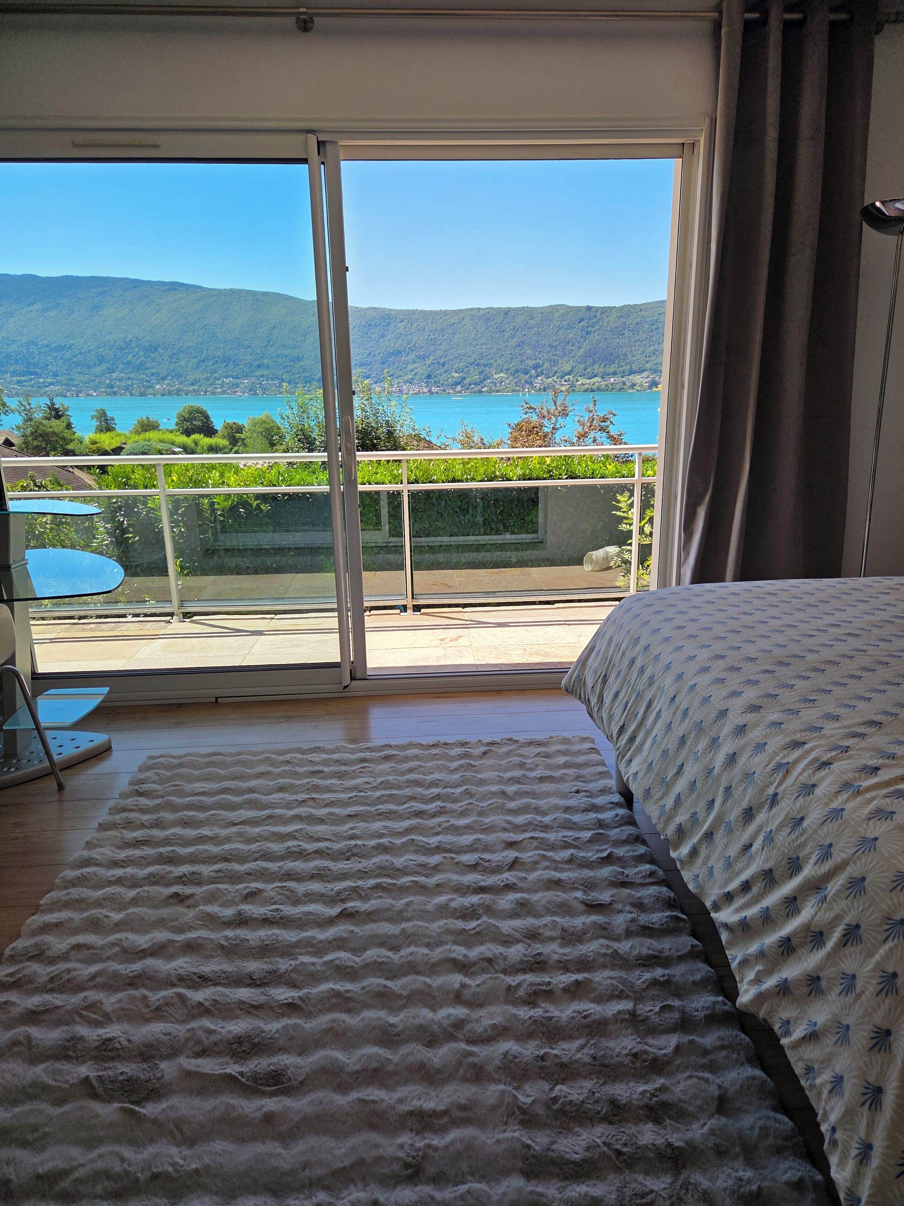 4 slaapkamers, een strijkplank/strijkijzer, reisbedje, gratis wifi