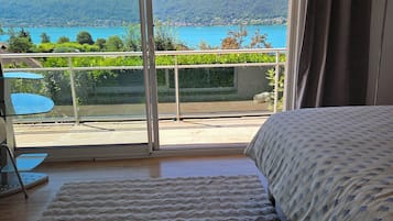 4 slaapkamers, een strijkplank/strijkijzer, reisbedje, gratis wifi