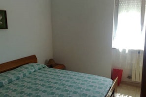 2 bedrooms, bed sheets