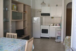 Fridge, oven, stovetop, coffee/tea maker