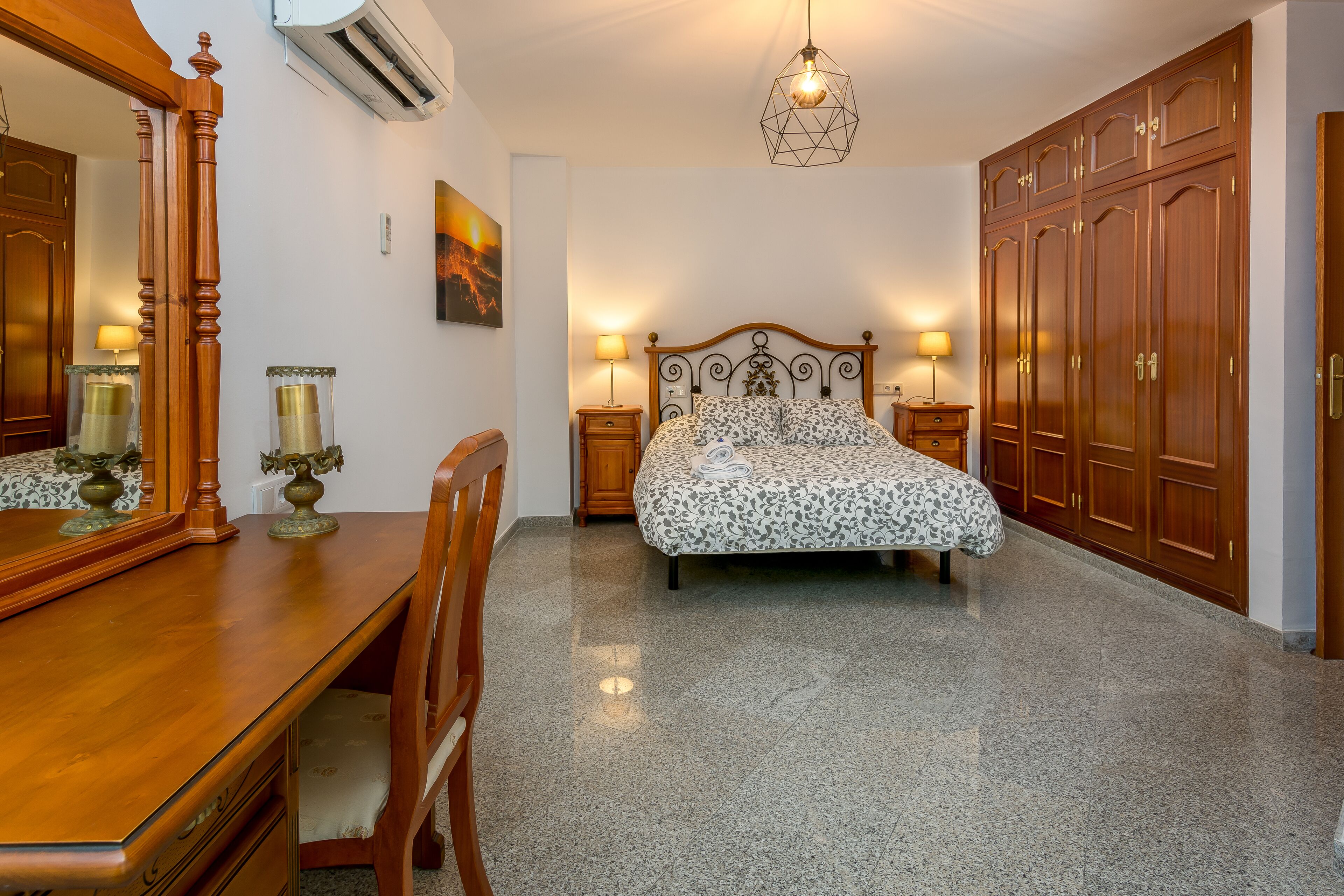 2 soverom, skrivebord, lydisolert og strykejern/-brett