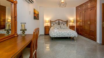 2 soverom, skrivebord, lydisolert og strykejern/-brett