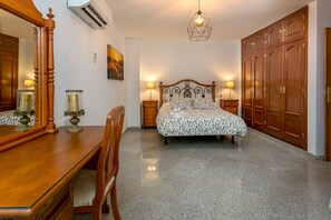 2 chambres, bureau, chambres insonorisées, fer et planche à repasser