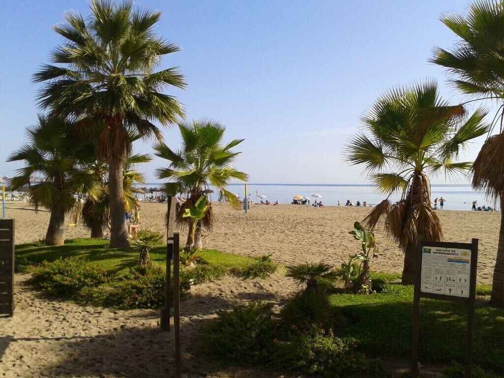Beach nearby, sun-loungers, beach towels