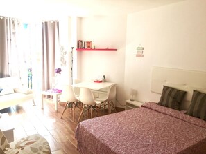 Een strijkplank/strijkijzer, wifi, beddengoed, rolstoeltoegang