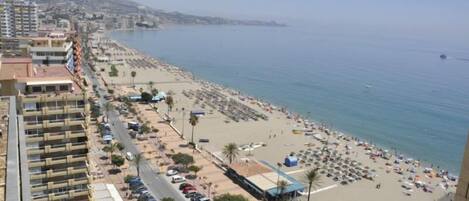 Beach nearby, sun-loungers, beach towels