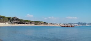 In Strandnähe, Liegestühle, Strandtücher