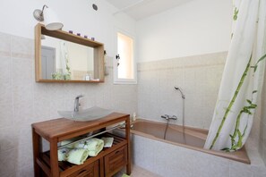 Badewanne, Haartrockner, Handtücher, Toilettenpapier