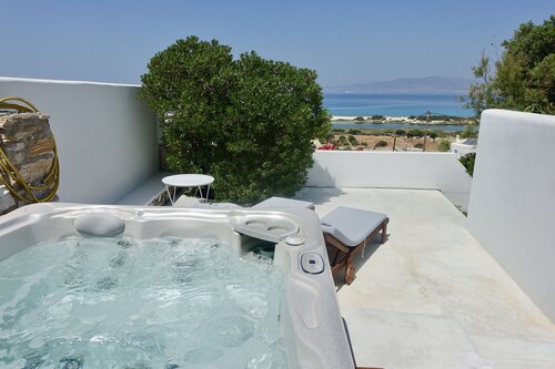 Kamari Villa-B w/private Pool & Jacuzzi
