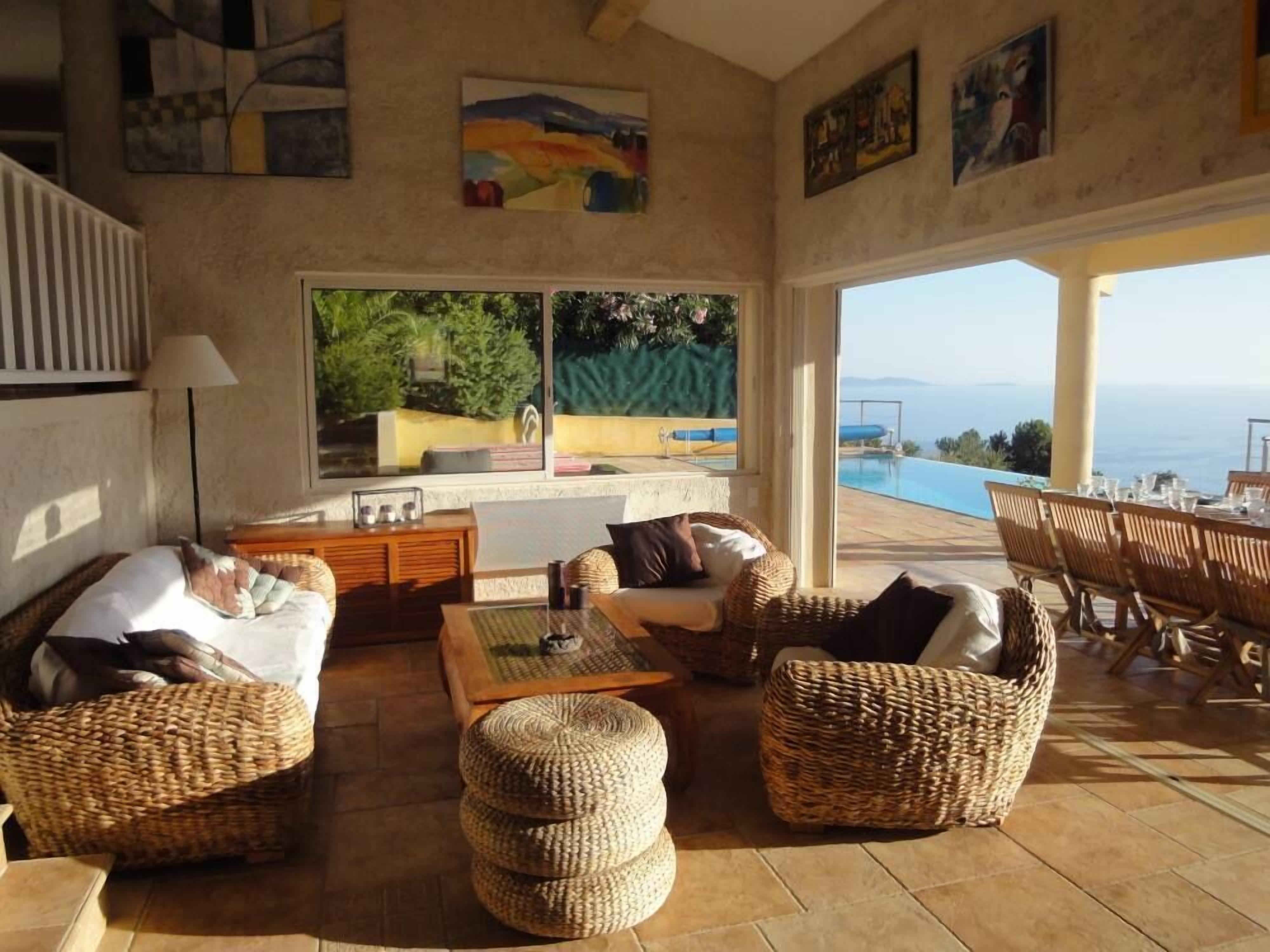 TV connectée, lecteur de DVD, livres, chaîne hi-fi