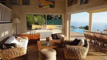 TV connectée, lecteur de DVD, livres, chaßne hi-fi