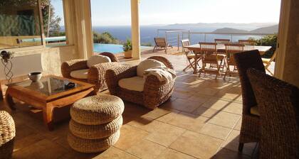 villa avec piscine privée chauffée, vue féerique, repos ,confort,