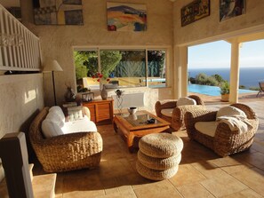 TV connectée, lecteur de DVD, livres, chaîne hi-fi