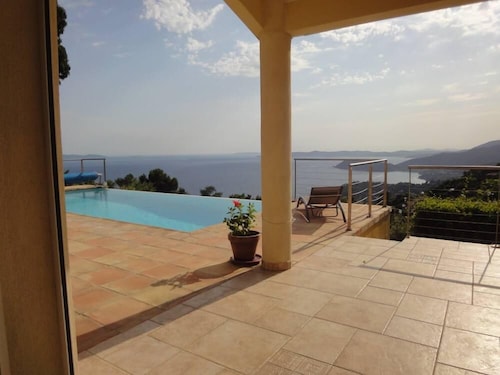  villa avec piscine privée chauffée, vue féerique, repos ,confort,