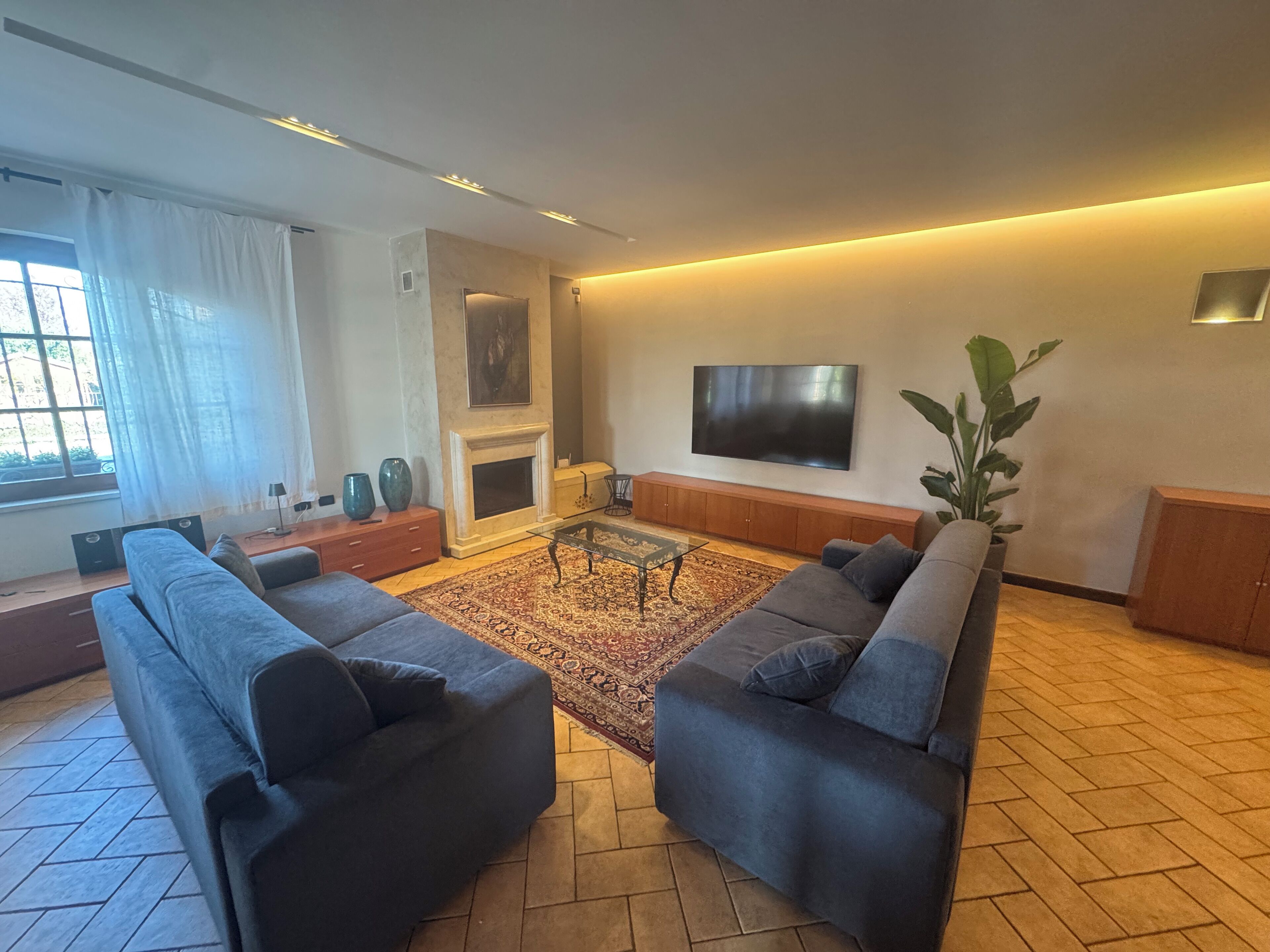 Fernseher, Kamin, Tischtennisplatte, Bücher