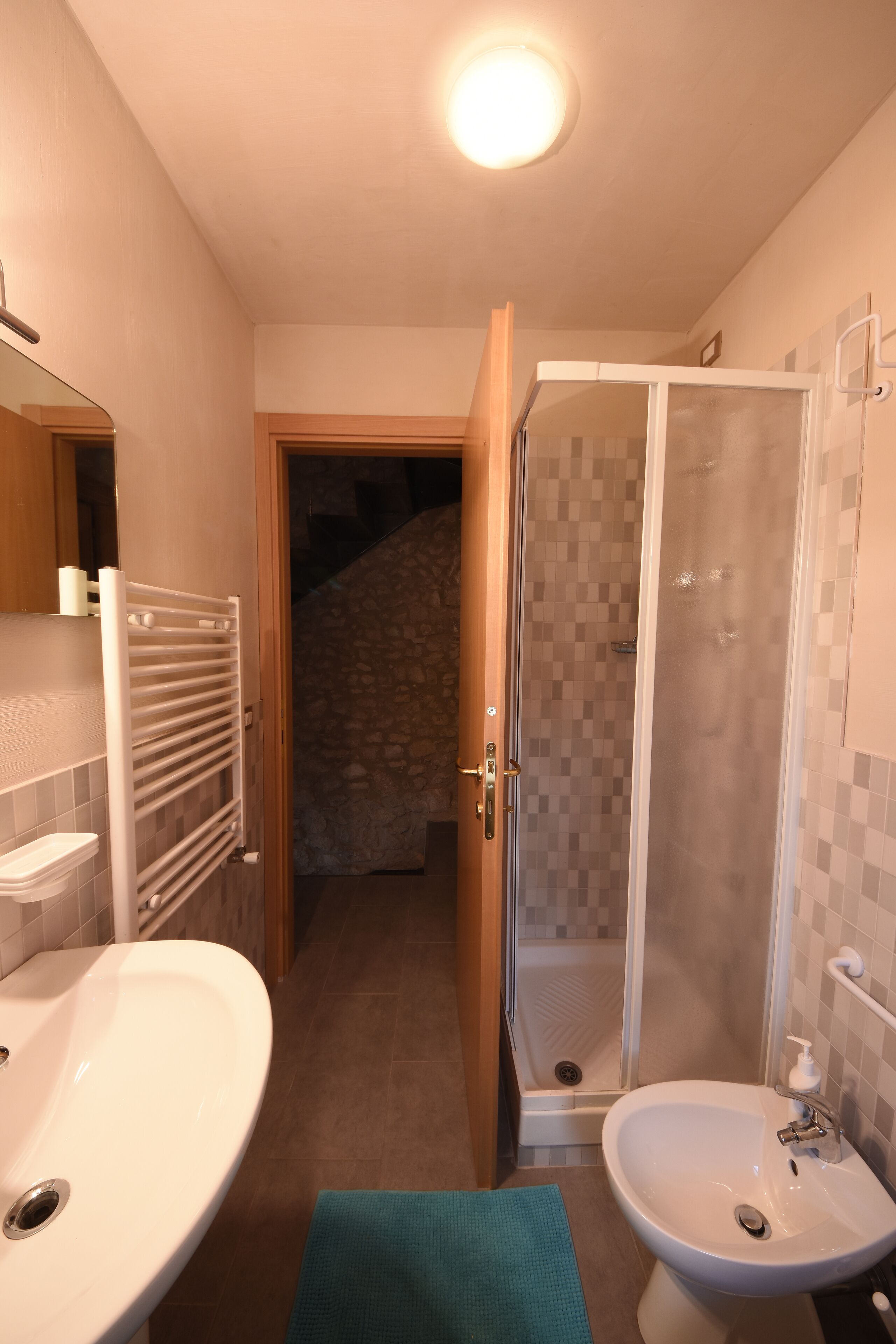 Dutxa, assecador de cabells, bidet i tovalloles 