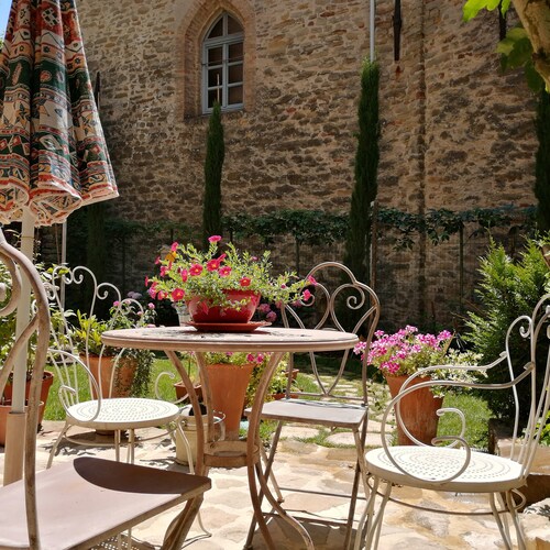 Hibiscus of Gautier, suggestive small house with private garden in a medieval village