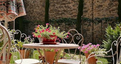 Hibiscus of Gautier, suggestive small house with private garden in a medieval village