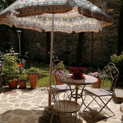 Hibiscus of Gautier, suggestive small house with private garden in a medieval village
