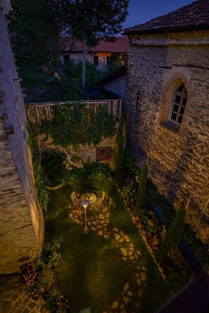 Outdoor dining - Hibiscus of Gautier, suggestive small house with private garden in a medieval village (Castino)