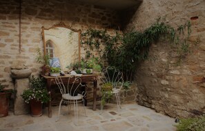 Terrace/patio - Hibiscus of Gautier, suggestive small house with private garden in a medieval village (Castino)