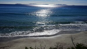 A beach with waves, a clear sky, and distant land. - House / Villa - Rayol-Canadel-sur-Mer (Rayol-Canadel-Sur-Mer)