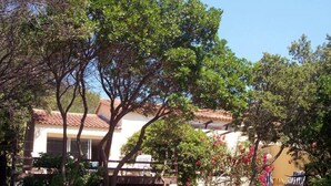 A house with a tiled roof, surrounded by trees and a garden. - House / Villa - Rayol-Canadel-sur-Mer (Rayol-Canadel-Sur-Mer)