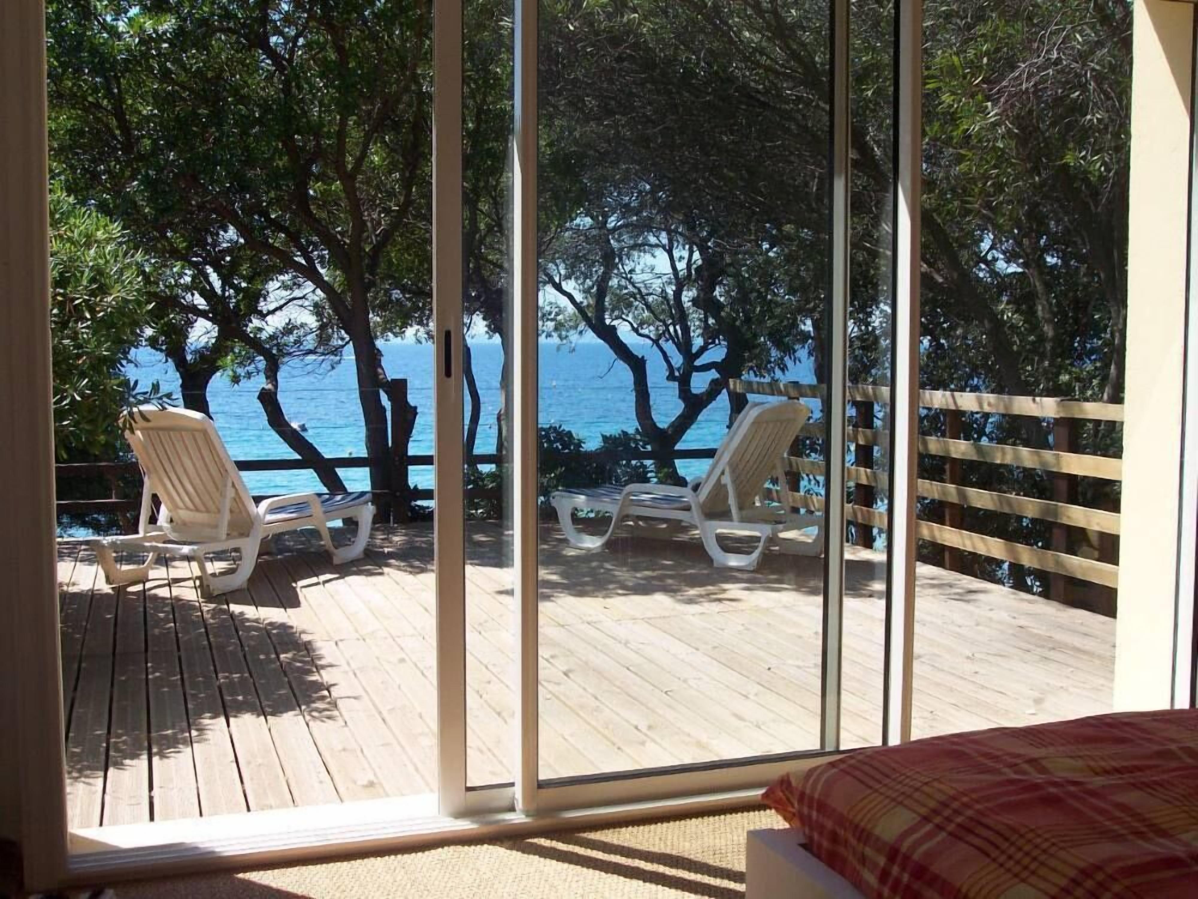 3 chambres, coffres-forts dans les chambres, fer et planche à repasser