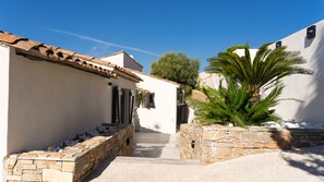 Property grounds - Delightful Villa, St Tropez Bay View, Heated Pool  (roquebrune sur argens)