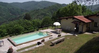 Petite villa privée dans Hill Village, piscine et jardin, Bagni di Lucca, Toscane Ital