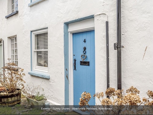 4 Evans Terrace Beautiful Cottage in the heart of Aberdovey! Free parking permit