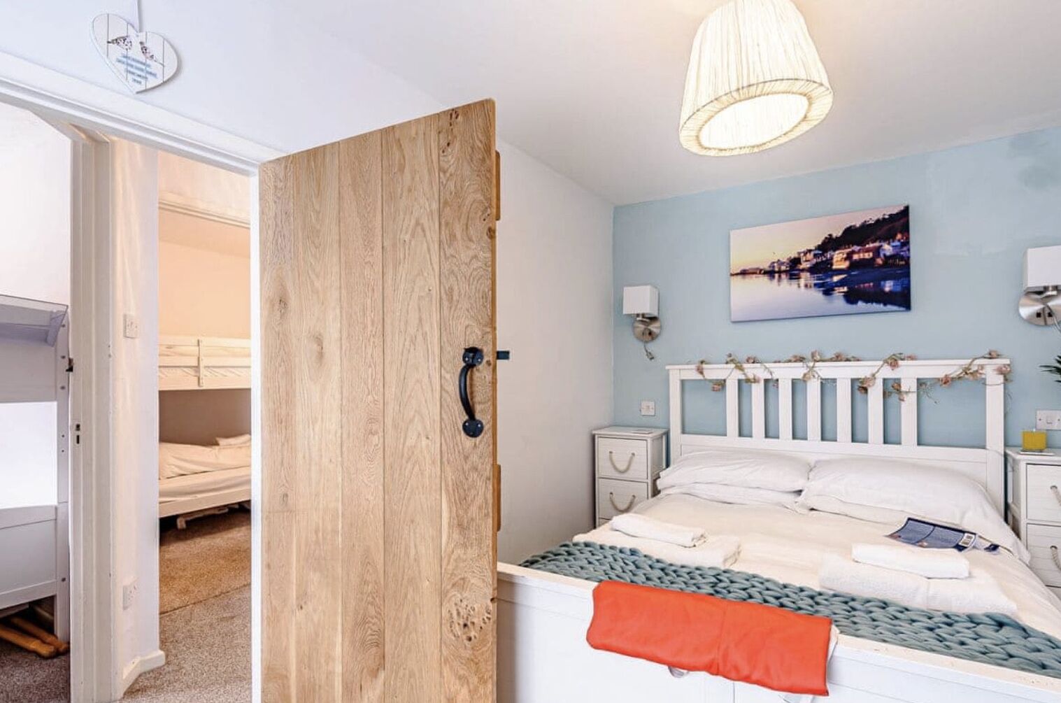 3 slaapkamers, een strijkplank/strijkijzer, reisbedje, wifi