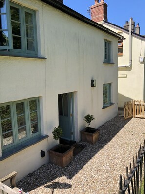 المنشأة من الخارج