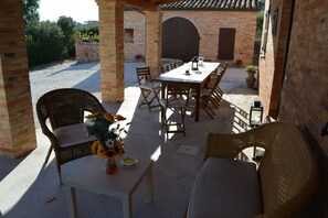 Outdoor dining - Franca's House (Sant'Angelo in Pontano)