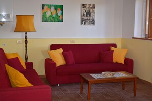 TV, DVD player, foosball, table tennis - Franca's House (Sant'Angelo in Pontano)