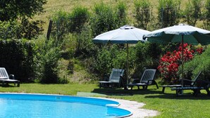 A swimming pool with lounge chairs and umbrellas. - Franca's House (Sant'Angelo in Pontano)